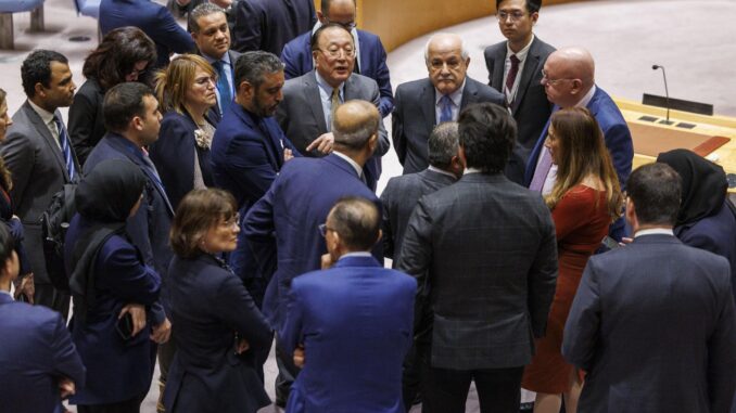 Los embajadores y otros miembros del personal conversan antes de reunirse nuevamente para una reunión del Consejo de Seguridad. EFE/EPA/SARAH YENESEL
