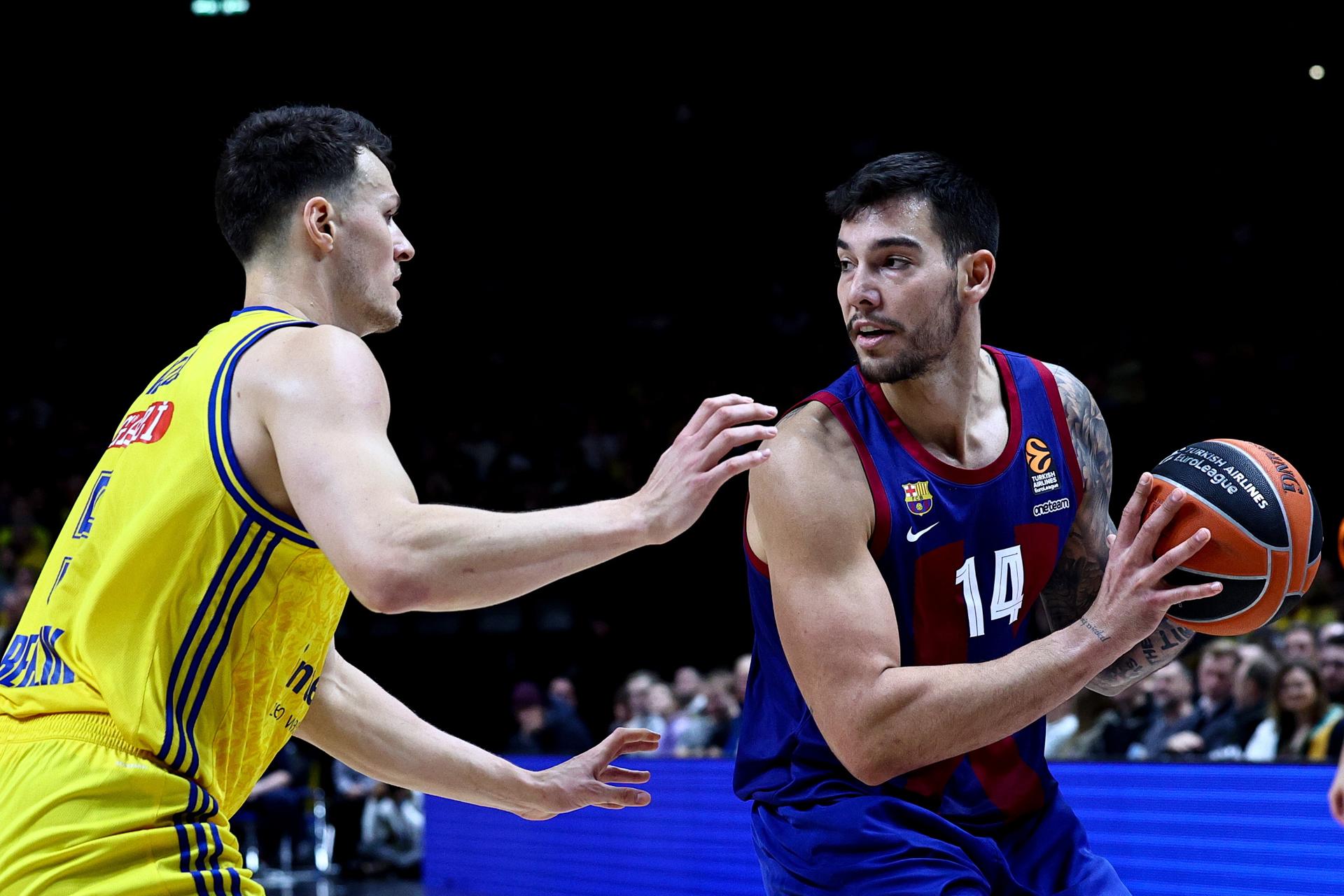 Willy Hernangomez, del Barcelona (d), en acció ante Yanni Wetzell durante el partido de la Euroliga jugado en Berlín. EFE/EPA/Filip Singer
