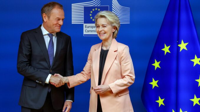 Imagen de archivo de la presidenta de la Comisión Europea (CE), Ursula von der Leyen, y del nuevo primer ministro polaco, Donald Tusk. EFE/EPA/OLIVIER HOSLET
