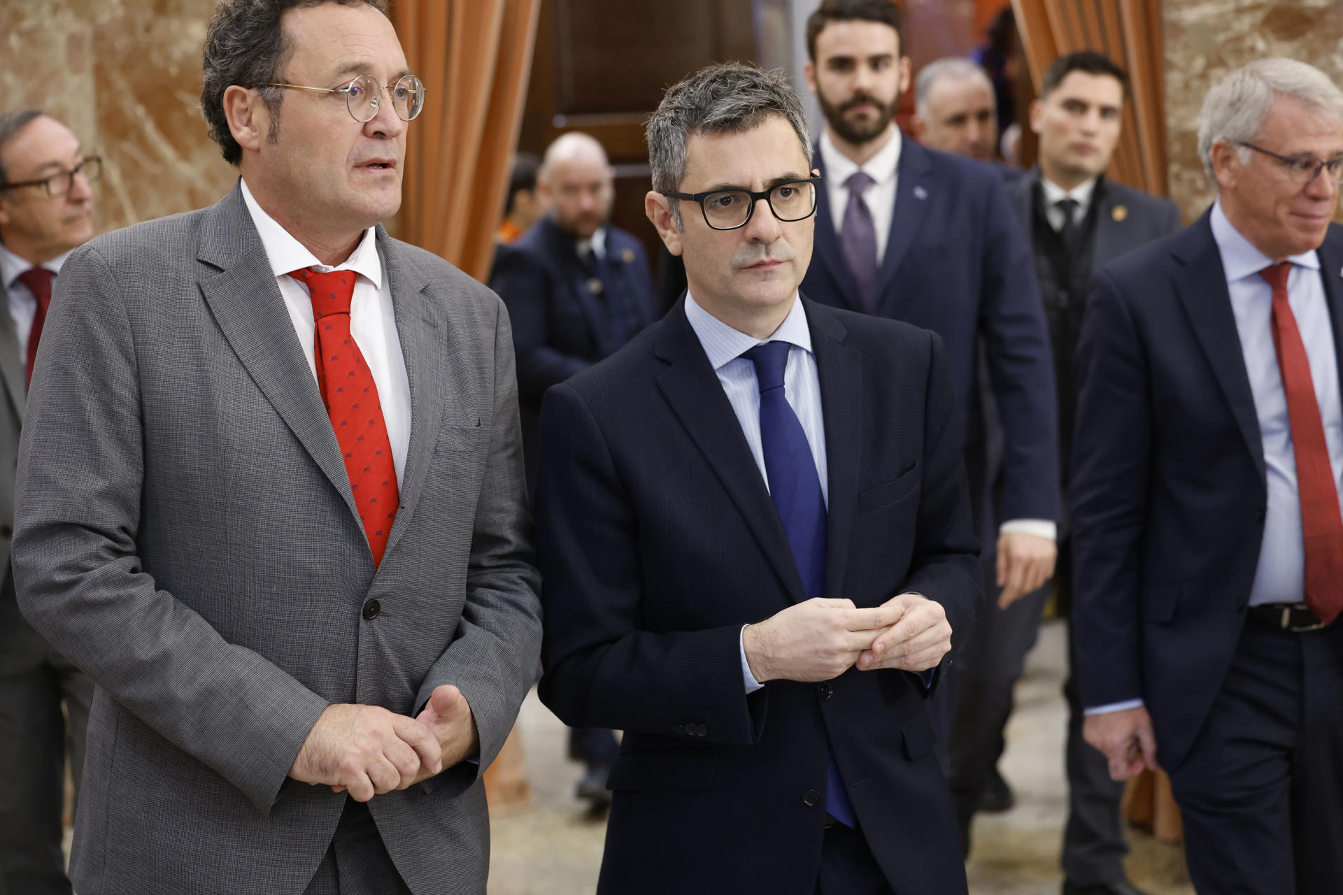 El ministro de Presidencia, Justicia y Relaciones con las Cortes, Félix Bolaños (c), y el fiscal general del Estado, Álvaro García Ortiz (i), durante su asistencia al acto institucional de conmemoración del 30 aniversario de la Agencia Española de Protección de Datos (AEPD), este jueves en Madrid. EFE/ Zipi
