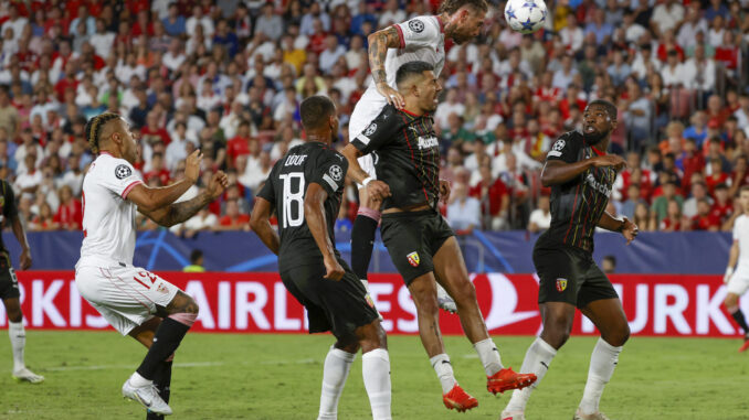 El defensa del Sevilla Sergio Ramos remata por encima de la defensa del Lens, en el encuentro de la primera vuelta, en una foto de archivo. EFE/ Julio Muñoz
