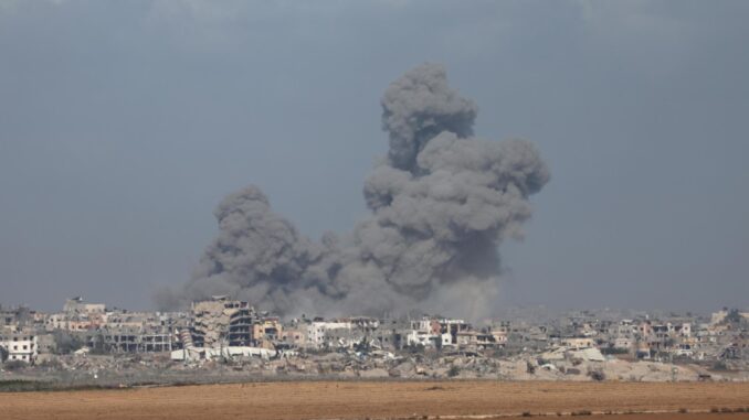 Humo tras un bombardeo israelí este sábado en el distrito de Al-Shuja de Gaza. EFE/EPA/ATEF SAFADI
