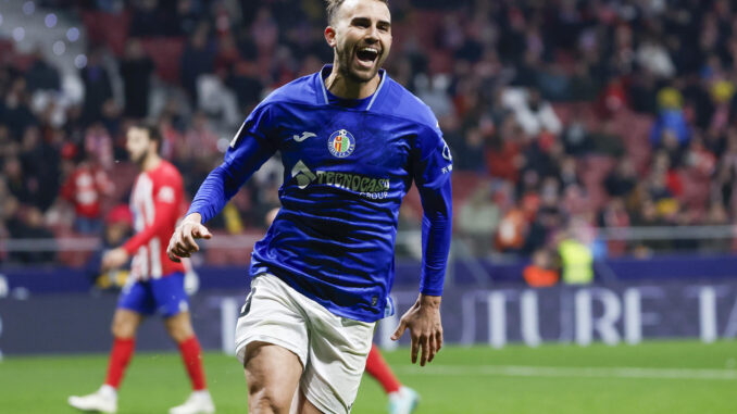 El delantero del Getafe Borja Mayoral celebra su segundo gol, tercero del equipo, durante el encuentro correspondiente a la jornada 18 en Primera División que disputan este martes Atlético de Madrid y Getafe CF en el estadio Metropolitano de Madrid. EFE/Juanjo Martín.
