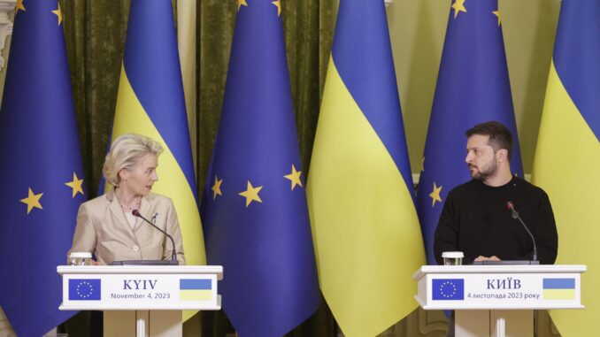 Imagen de archivo del presidente ucraniano, Volodímir Zelenski, y la  la presidenta de la Comisión Europea (CE), Ursula von der Leyen. EFE/EPA/SERGEY DOLZHENKO
