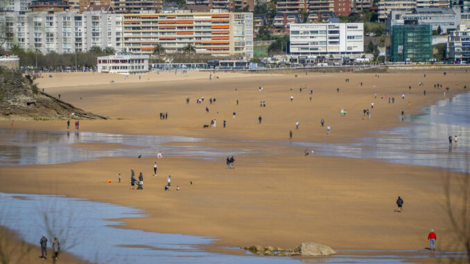 Imagen de archivo de la playa del Sardinero, en Santander. EFE/ Román G. Aguilera
