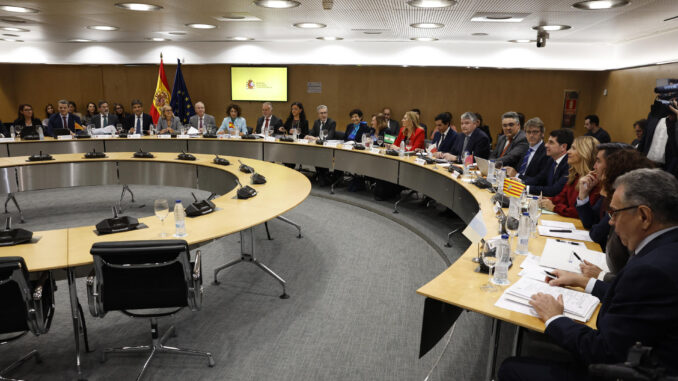 La ministra de Hacienda, María Jesús Montero (c-fondo) preside el Consejo de Política Fiscal y Financiera (CPFF), este lunes en Madrid. EFE/ Chema Moya
