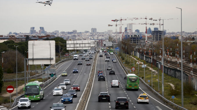 Imagen del tráfico intenso en ambos sentidos de entrada y salida de Madrid en el inicio del puente de la Constitución y la Inmaculada. EFE/ Rodrigo Jiménez
