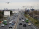 Imagen del tráfico intenso en ambos sentidos de entrada y salida de Madrid en el inicio del puente de la Constitución y la Inmaculada. EFE/ Rodrigo Jiménez