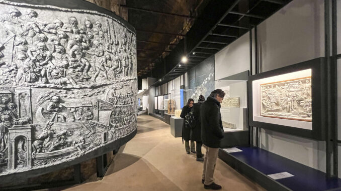 Imagen de la exposición 'La Columna de Trajano: la narración de un símbolo', en el Parque Arqueológico del Coliseo en Roma. EFE/ Miguel Salvatierra
