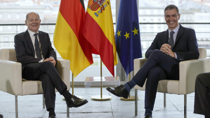 Imagen de archivo del presidente del Gobierno, Pedro Sánchez (d), y el canciller alemán, Olaf Scholz (i). EFE/Cabalar
