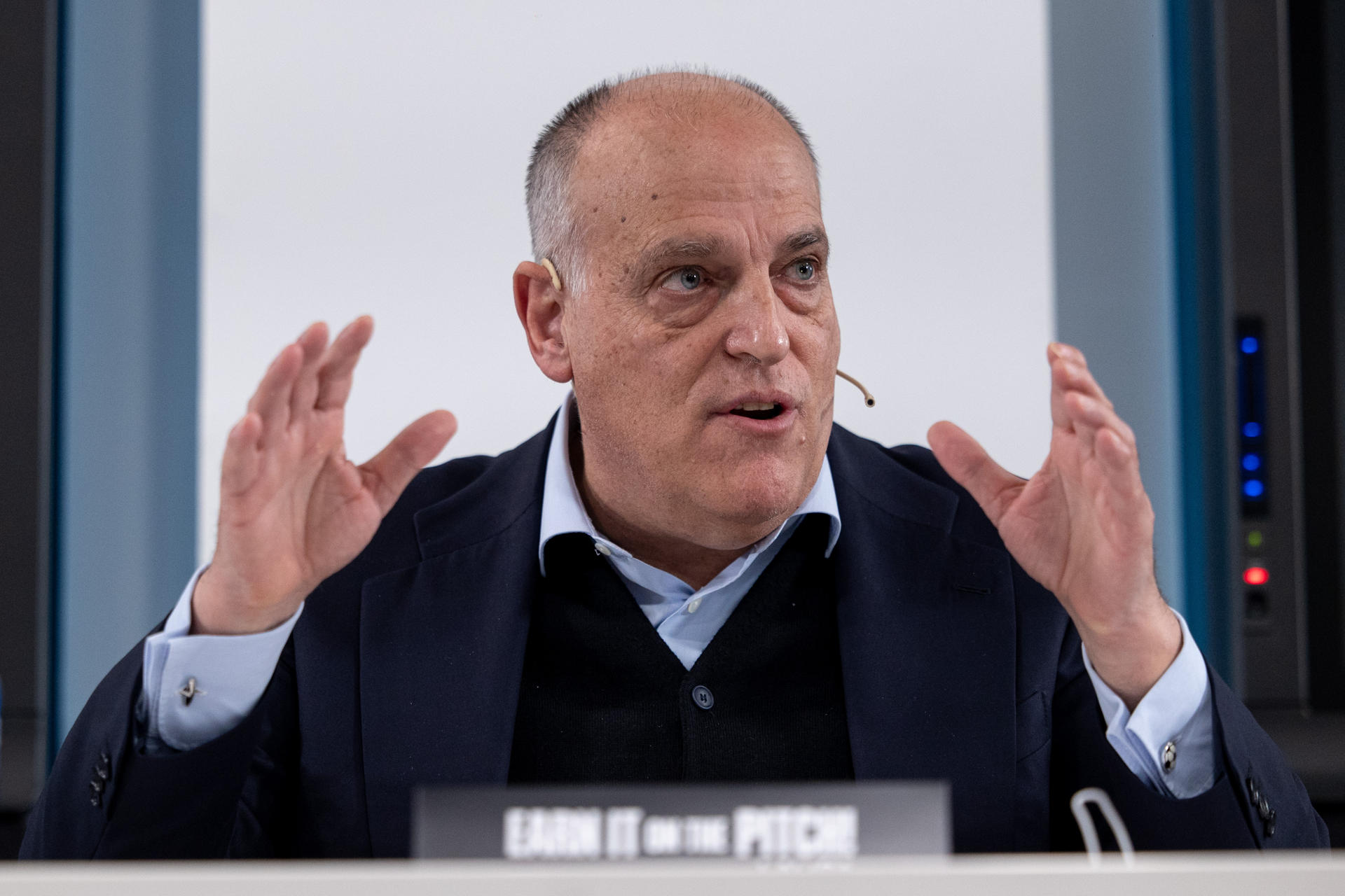 El presidente de LaLiga, Javier Tebas, este jueves durante la rueda de prensa celebrada en Madrid. El Tribunal de Justicia de la Unión Europea (TJUE) consideró este jueves que las normas de la FIFA y de la UEFA sobre la autorización previa de las competiciones de fútbol de clubes, como la Superliga, violan el Derecho de la Unión.- EFE/ Daniel Gonzalez
