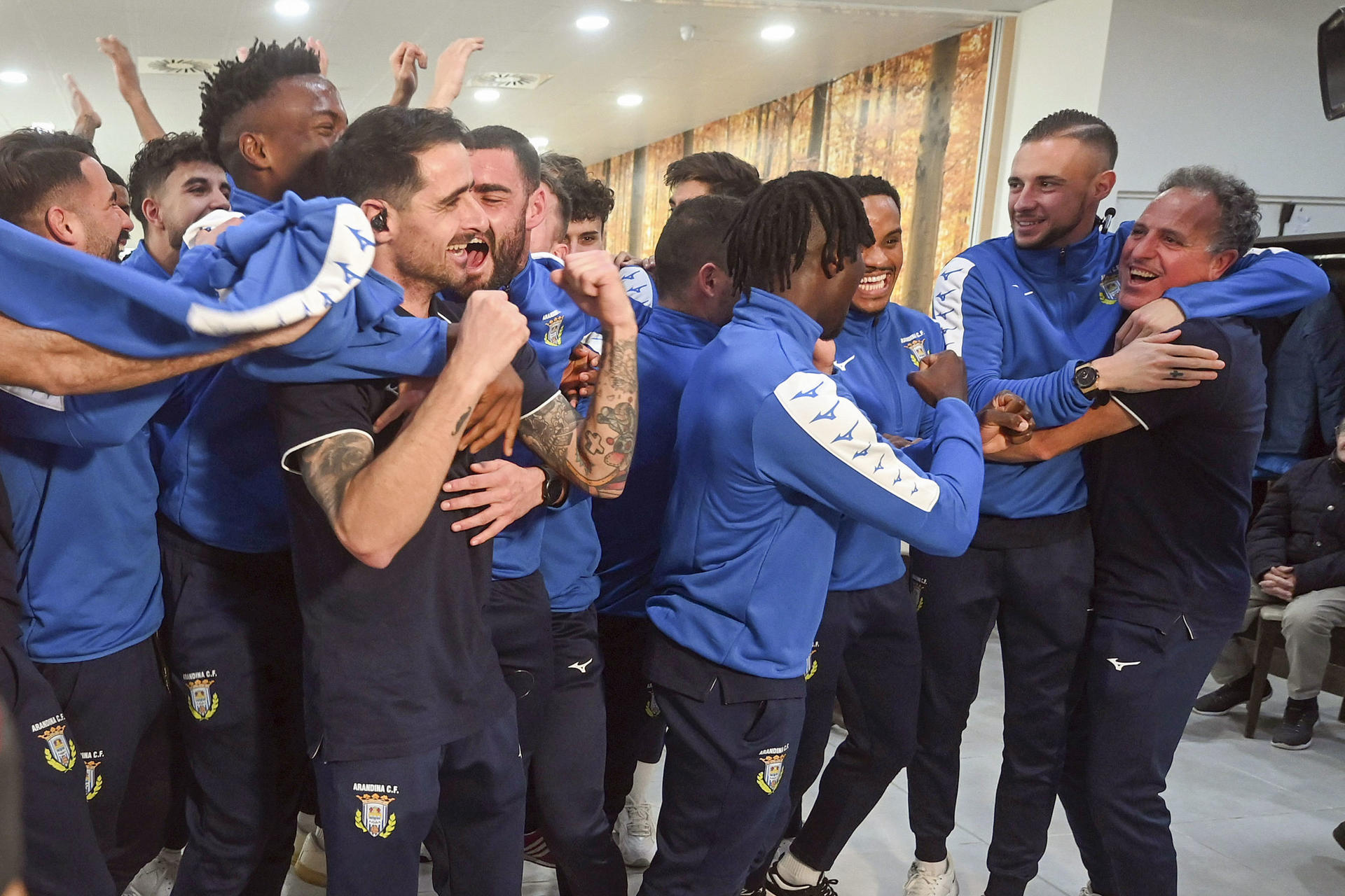 Los jugadores del Arandina, de Segunda RFEF, celebran jugar ante el Real Madrid en la Copa del Rey. EFE/ Paco Santamaría
