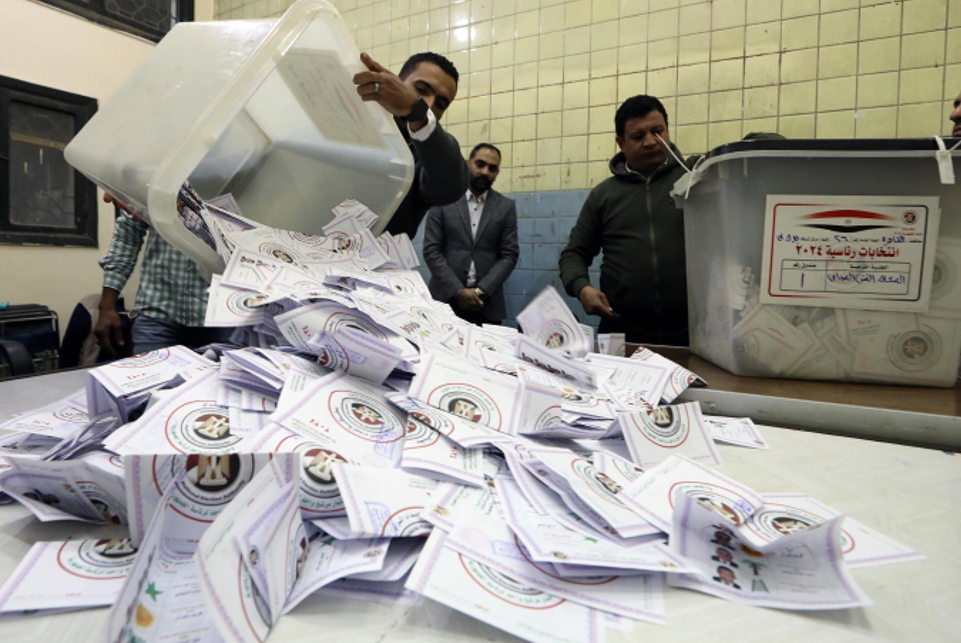 Personal de mesas electorales en el recuento de las presidenciales, el 12 de diciembre. EFE/EPA/KHALED ELFIQI
