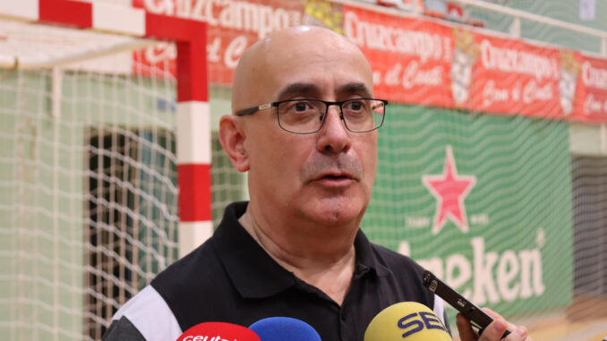 El entrenador de la selección española masculina de balonmano, Jordi Ribera, durante el entrenamiento celebrado este miércoles en Ceuta en el marco de la concentración de cinco días para preparar el Campeonato de Europa de 2024 que se disputará en Alemania. EFE/Rafael Peña
