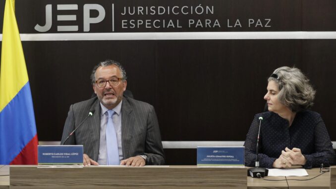 El presidente de la Jurisdicción Especial para la Paz (JEP), magistrado Roberto Carlos Vidal (i), junto a la magistrada de la JEP Julieta Lemaitre (d), en una fotografía de archivo. EFE/ Carlos Ortega
