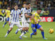 El centrocampista del Real Sociedad Mikel Merino (2d) lucha por el balón con el defensa del Cádiz CF Isaac Carcelén "Iza" (d) durante el partido de LaLiga en el Estadio Nuevo Mirandilla. EFE/Román Ríos.