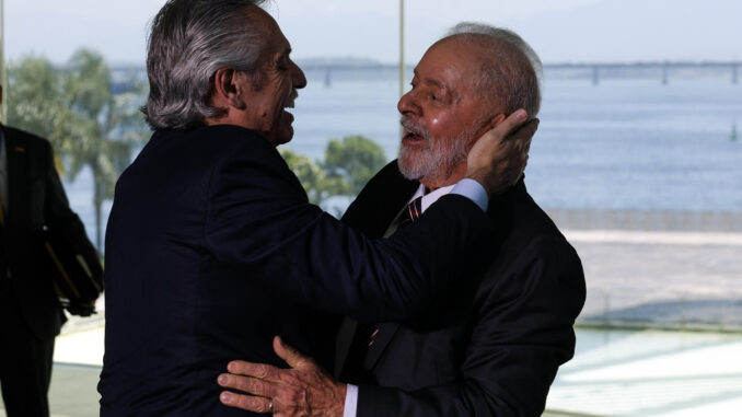 El presidente de Brasil, Luiz Inácio Lula da Silva (d), saluda a su homólogo de Argentina, Alberto Fernández, durante la LXIII Cumbre de Jefes de Estado del Mercosur hoy, en Río de Janeiro (Brasil). EFE/ Antonio Lacerda
