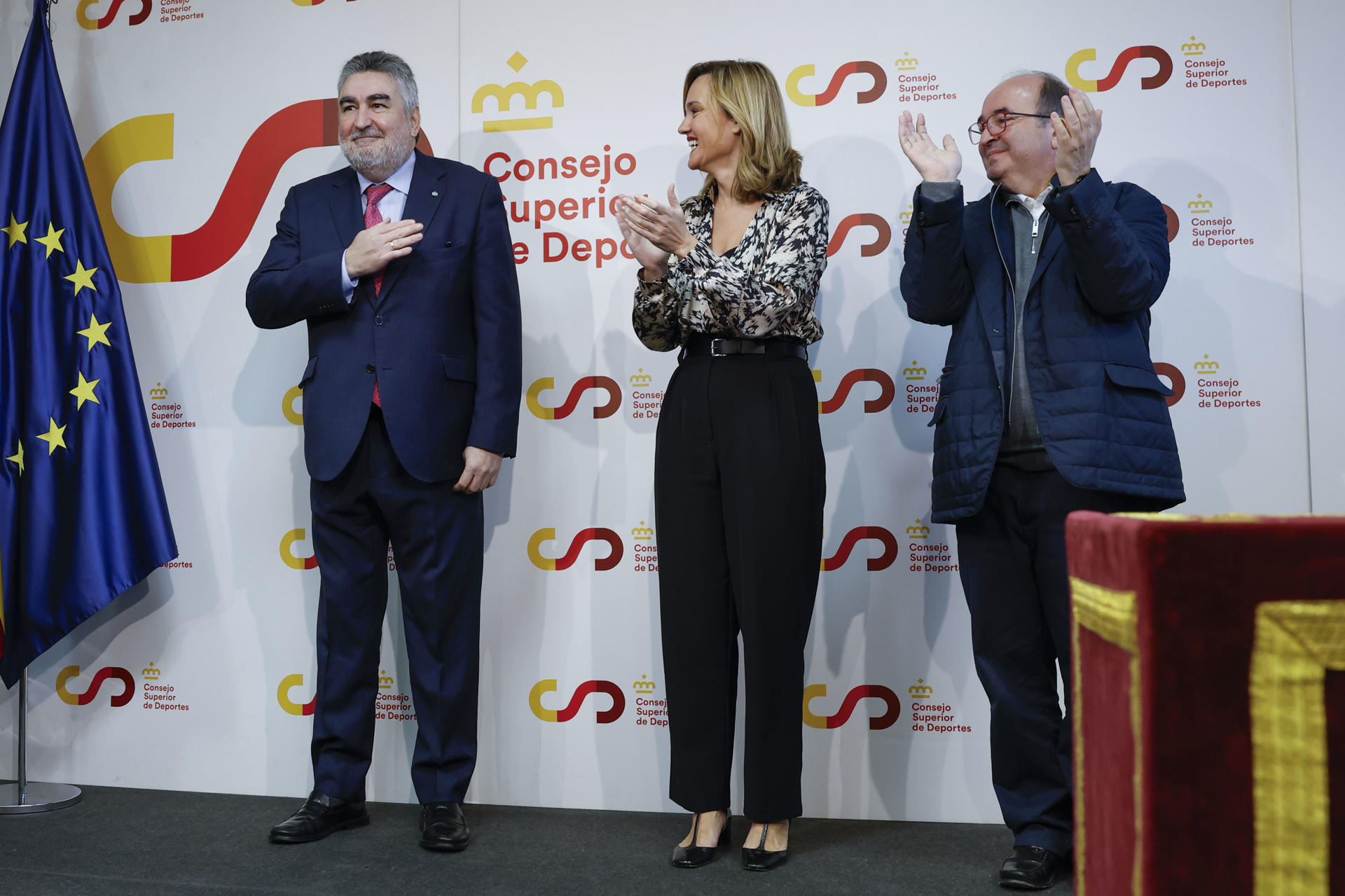 José Manuel Rodríguez Uribes (i), que ha tomado posesión como presidente del Consejo Superior de Deportes (CSD), junto a Miquel Iceta, exministro de Cultura y Deporte, y Pilar Alegría, titular de Educación. EFE/JJ Guillén
