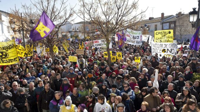 En la imagen de archivo, concentración contra la instalación del almacén temporal centralizado de residuos nucleares (ATC) en Villar de Cañas (Cuenca). EFE/Santiago Torralba
