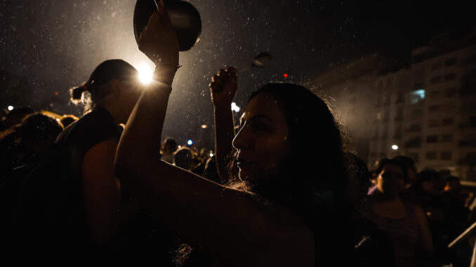 Una mujer golpea una olla durante una manifestación contra las medidas anunciadas por el presidente Javier Milei, que empezó en la noche de este miércoles y se extendió hasta la madrugada de hoy, frente al Congreso de la Nación en Buenos Aires (Argentina). EFE/ Juan Ignacio Roncoroni
