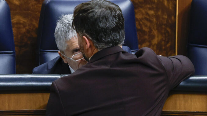 Imagen de archivo del portavoz de ERC en el Congreso, Gabriel Rufián, conversando con el ministro del Interior, Fernando Grande-Marlaska. EFE/J.J. Guillén
