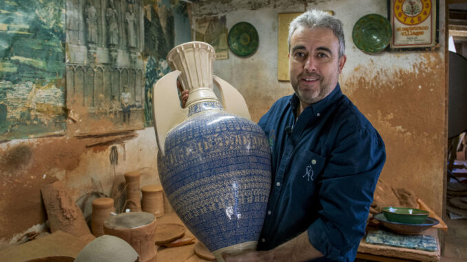 Melchor Tito, alfarero que gestiona junto a su padre el alfar familiar donde se ha recuperado un horno árabe que permanecía inutilizado desde hace más de tres lustros, muestra una pieza emblemática de su artesanía en el taller de Úbeda (Jaén). EFE/José Manuel Vidal
