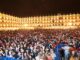 Imagen de archivo de jóvenes celebrando en la plaza Mayor de Salamanca un fin de año universitario al son de las campanadas y con gominolas, en lugar de las típicas uvas. EFE/J.M.GARCIA