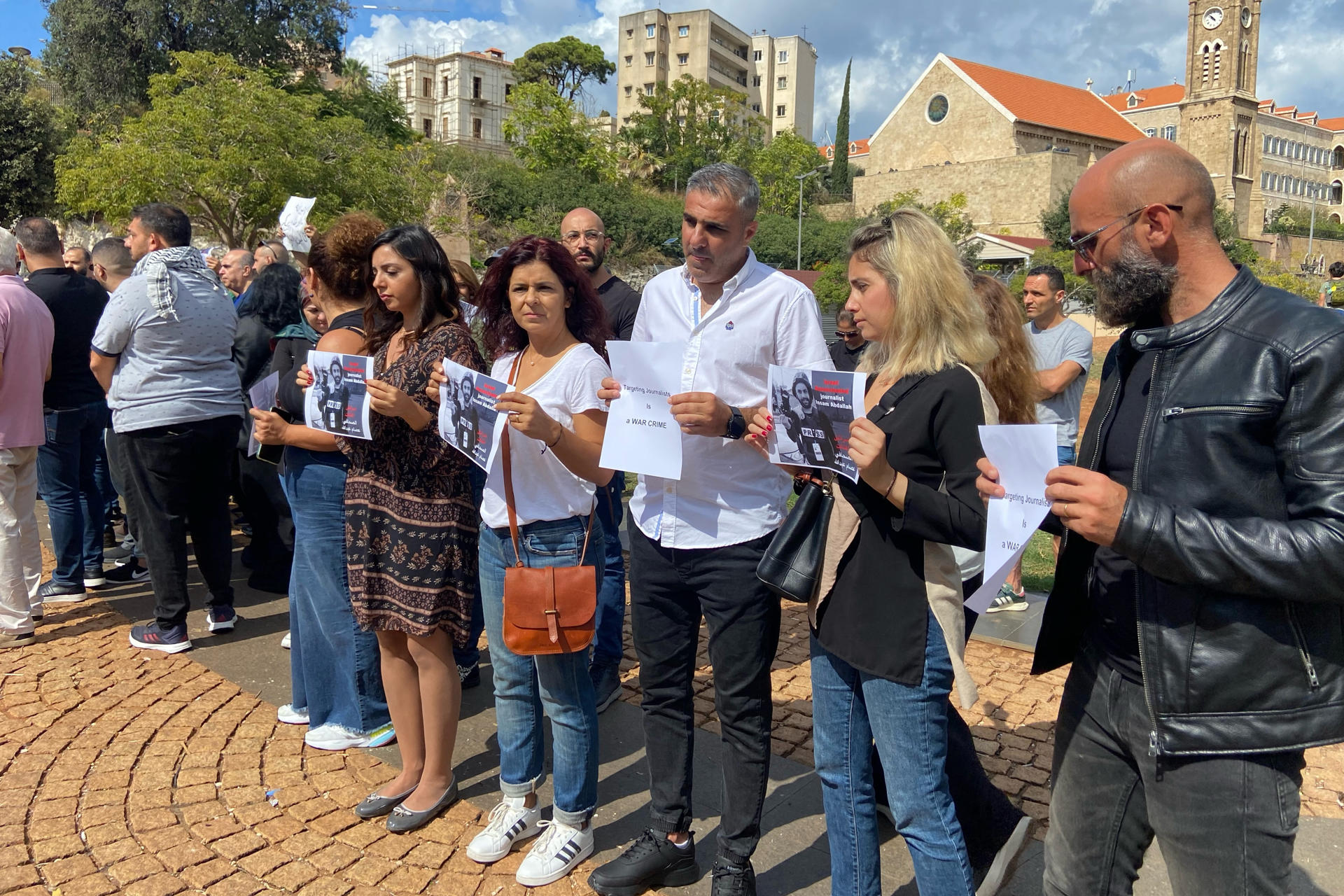 Imagen de periodistas y amigos del cámara de la agencia Reuters Issam Abdalá, fallecido  mientras cubría el estallido de violencia en el sur del Líbano, toman parte en una concentración  en Beirut para denunciar el ataque, en el que varios reporteros resultaron heridos y que el Gobierno libanés atribuye a Israel. 
FE/Ana María Guzelian
