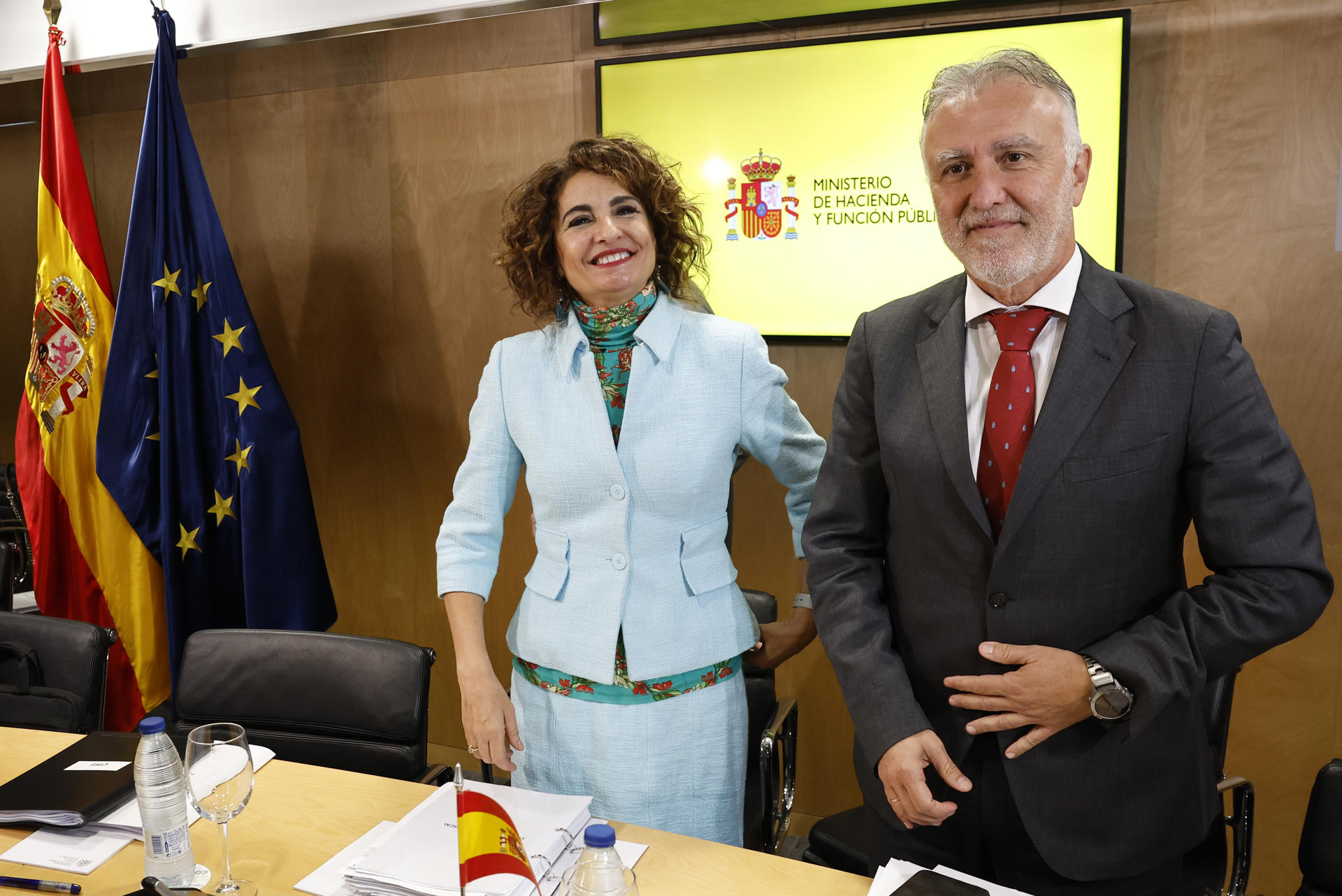 La ministra de Hacienda, María Jesús Montero junto al ministro de Política Territorial y Memoria Democrática, Angel Víctor Torres antes del Consejo de Política Fiscal y Financiera (CPFF), este lunes en Madrid. EFE/ Chema Moya
