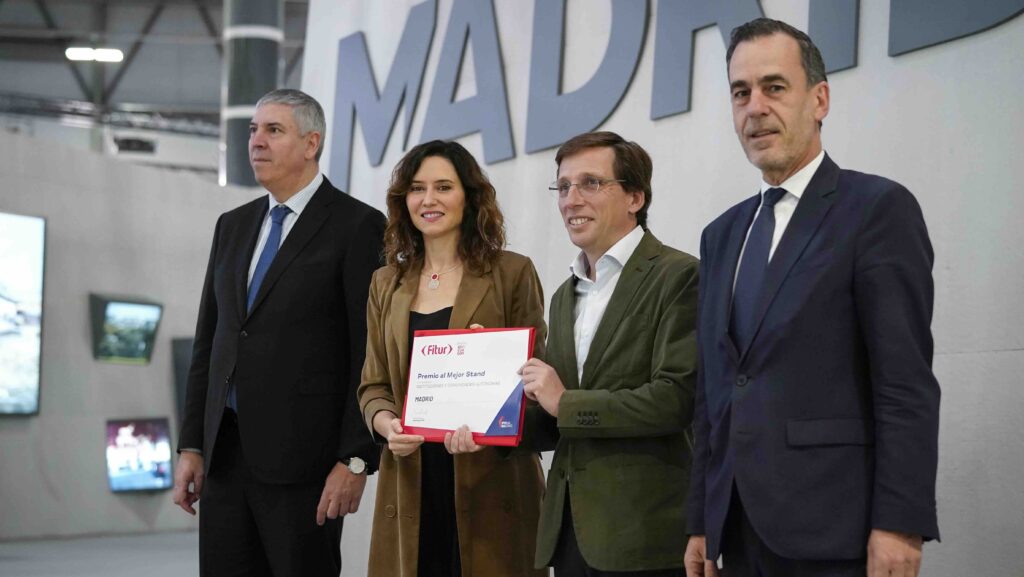 Isabel Díaz Ayuso recibe el Premio al Mejor Estand de FITUR 2024 para la Comunidad de Madrid