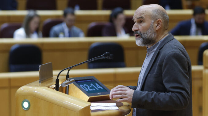 El portavoz del BNG, Néstor Rego, durante un pleno del Congreso celebrado excepcionalmente en el Senado, este miércoles en Madrid, que debate la convalidación de tres decretos del Gobierno con medidas para amortiguar la crisis. EFE/ Mariscal
