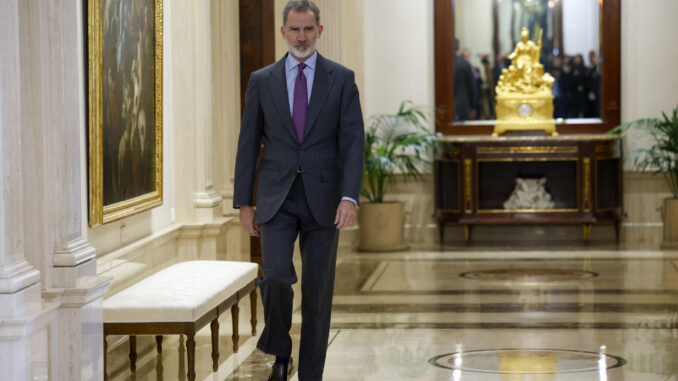 El rey Felipe VI a su llegada a la Junta Gobierno de la Federación Española de Municipios y Provincias (FEMP) en el palacio de la Zarzuela, Madrid este martes. EFE/ Zipi
