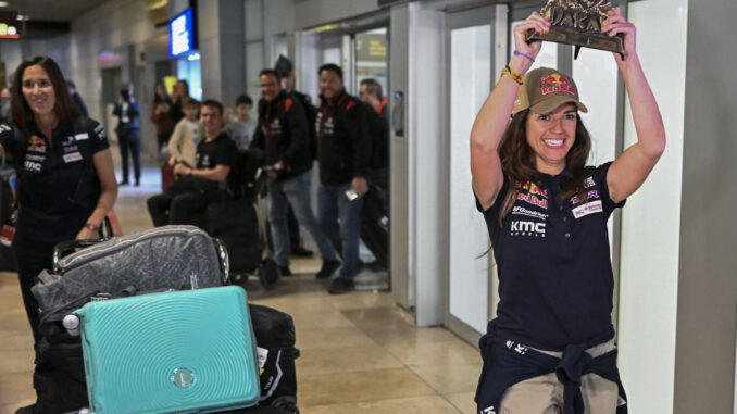 La piloto Cristina Gutiérrez (Red Bull) a su llegada este sábado al aeropuerto Adolfo Suárez-Madrid Barajas. Los españoles Carlos Sainz (Audi) y Cristina Gutiérrez (Red Bull) entraron en la historia del Dakar; el madrileño por conseguir su cuarto Touareg y la burgalesa por ser la segunda mujer en ganar la prueba, tras un rally marcado por la muerte del catalán Carles Falcón. EFE/ Víctor Lerena
