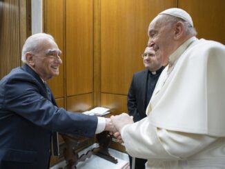 Imagen facilitada por el Vaticano que muestra al papa Francisco durante la breve reunión mantenida con el director de cine estadounidense Martin Scorsese. EFE/ SOLO USO EDITORIAL/SOLO DISPONIBLE PARA ILUSTRAR LA NOTICIA QUE ACOMPAÑA (CRÉDITO OBLIGATORIO)