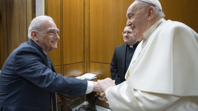 Imagen facilitada por el Vaticano que muestra al papa Francisco durante la breve reunión mantenida con el director de cine estadounidense Martin Scorsese. EFE/ SOLO USO EDITORIAL/SOLO DISPONIBLE PARA ILUSTRAR LA NOTICIA QUE ACOMPAÑA (CRÉDITO OBLIGATORIO)
