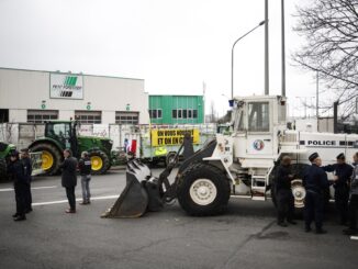 Agentes de la Gendarmería francesa vigilan este miércoles la entrada del mercado mayorista Rungis, en el sur de París, para impedir la entrada de los agricultores con sus tractores. EFE/EPA/YOAN VALAT