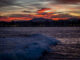 Vista del amanecer este lunes en la bahía de La Concha de San Sebastián. EFE/Javier Etxezarreta