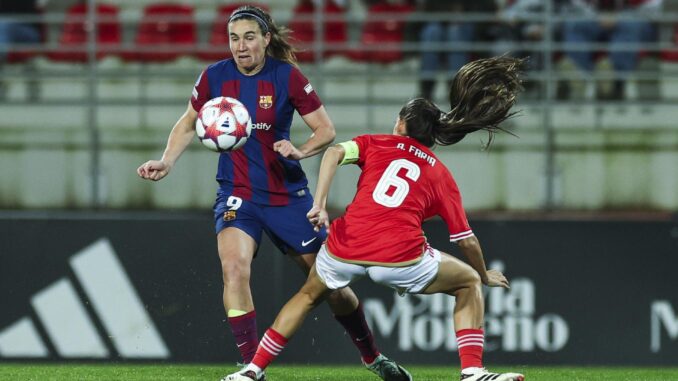 La jugadora del Benfica Andreia Faria (d) trata de defender la acción ofensiva de Mariona Caldentey durante el partido de la UEFA Women Champions League correspondiente al grupo A que han jugado Benfica SL y FC Barcelona en Da Luz, Lisboa. FE/EPA/MIGUEL A. LOPES
