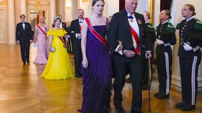 El rey Harald de Noruega con su hija, la princesa Ingrid Alexandra. EFE/EPA/Lise Aserud / POOL NORWAY OUT[NORWAY OUT]
