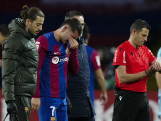 El delantero del Barcelona Ferrán Torres se retira lesionado durante del partido de la jornada 20 de LaLiga EA Sports contra el Osasuna, este miércoles en el Estadi Olímpic Lluís Companys en Barcelona.- EFE/ Enric Fontcuberta