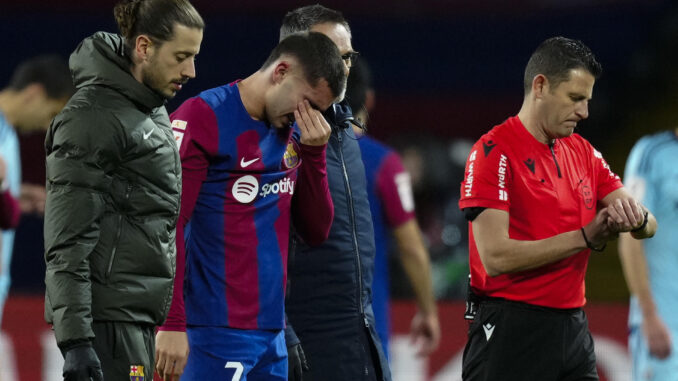 El delantero del Barcelona Ferrán Torres se retira lesionado durante del partido de la jornada 20 de LaLiga EA Sports contra el Osasuna, este miércoles en el Estadi Olímpic Lluís Companys en Barcelona.- EFE/ Enric Fontcuberta
