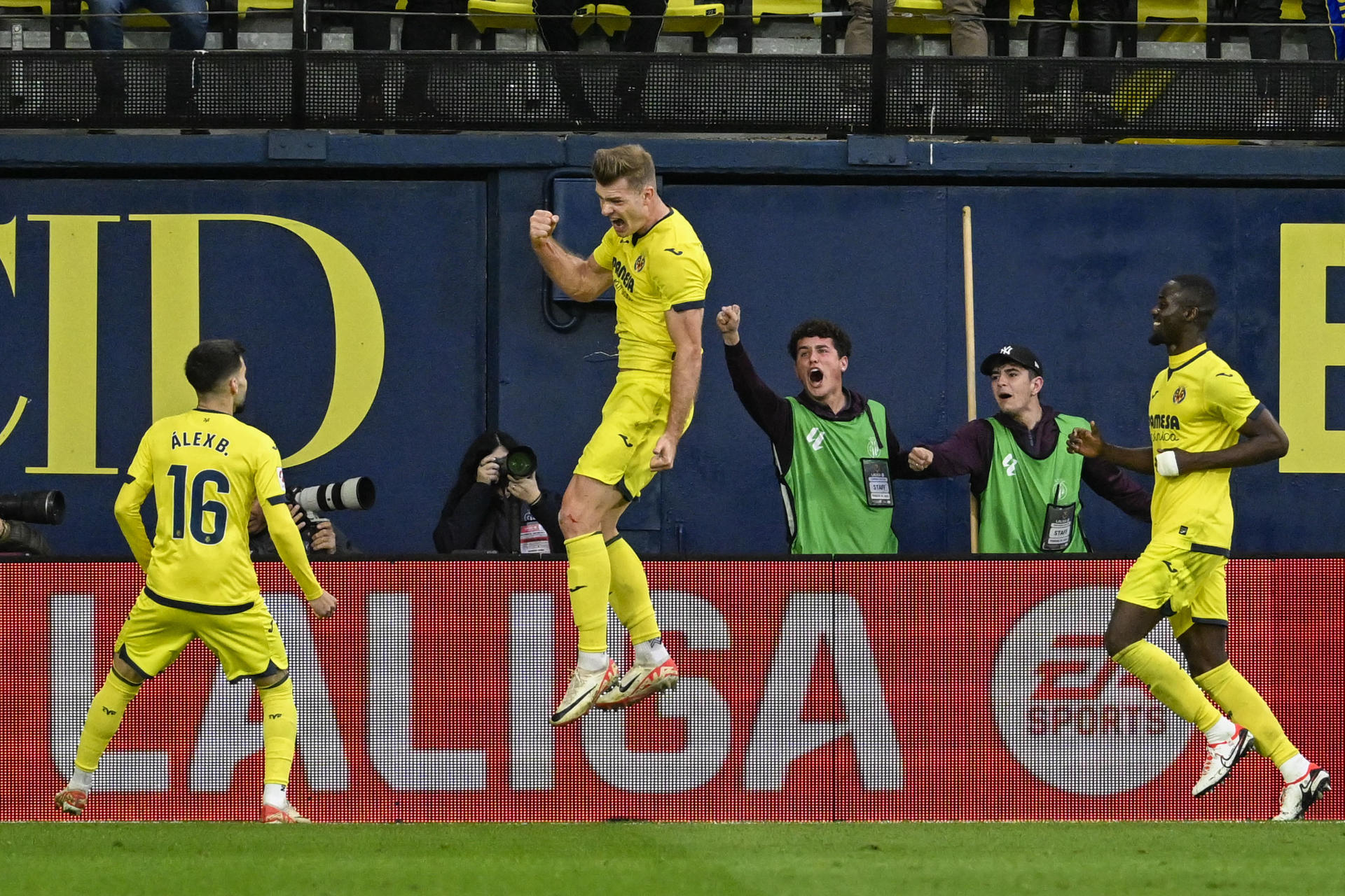 El delantero noruego del Villarreal Alexander Sorloth (c) celebra con sus compañeros tras marcar el 1-0 durante el partido de la jornada 21 de Lig en el estadio La Cerámica de Villarreal. EFE/ Andreu Esteban
