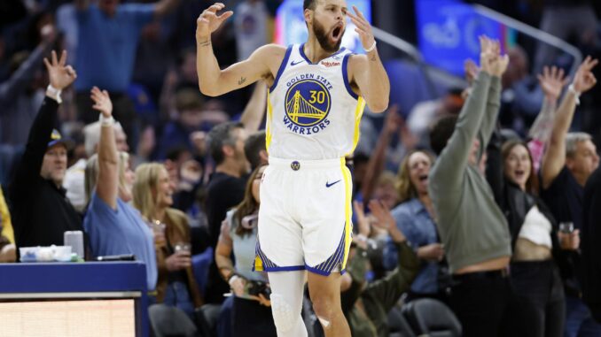 Stephen Curry, de los Golden State Warriors, celebra un triple contra los Philadelphia 76ers mientras los fans animan durante la segunda mitad del partido de la NBA entre los Golden State Warriors y los Philadelphia 76ers en San Francisco, California. EFE/EPA/JOHN G. MABANGLO PERSIANAS AGOTADA
