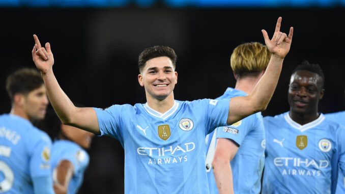 El jugador del Manchester City Julian Alvarez (c) celebra su segundo gol durante el partido de la Premier League que han jugado Manchester City y Burnley FC, en Manchester, Reino Unido. EFE/EPA/PETER POWELL
