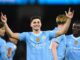 El jugador del Manchester City Julian Alvarez (c) celebra su segundo gol durante el partido de la Premier League que han jugado Manchester City y Burnley FC, en Manchester, Reino Unido. EFE/EPA/PETER POWELL