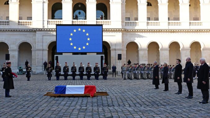 Emmanuel Macron, rindió hoy un último homenaje a Jacques Delors, que durante diez años fue presidente de la Comisión Europea (1985-1995), en un acto solemne en París al que acudieron una decena de mandatarios europeos en el que subrayó su impronta como reconciliador. 
EFE/EPA/STEPHANIE LECOCQ / POOL MAXPPP OUT
