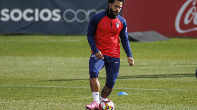 Memphis Depay, durante el entrenamiento del miércoles del Atlético de Madrid. EFE/Rodrigo Jiménez
