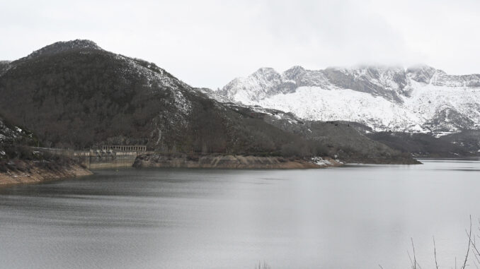 Vista general del embalse del Porma (León) este martes. EFE/J. Casares
