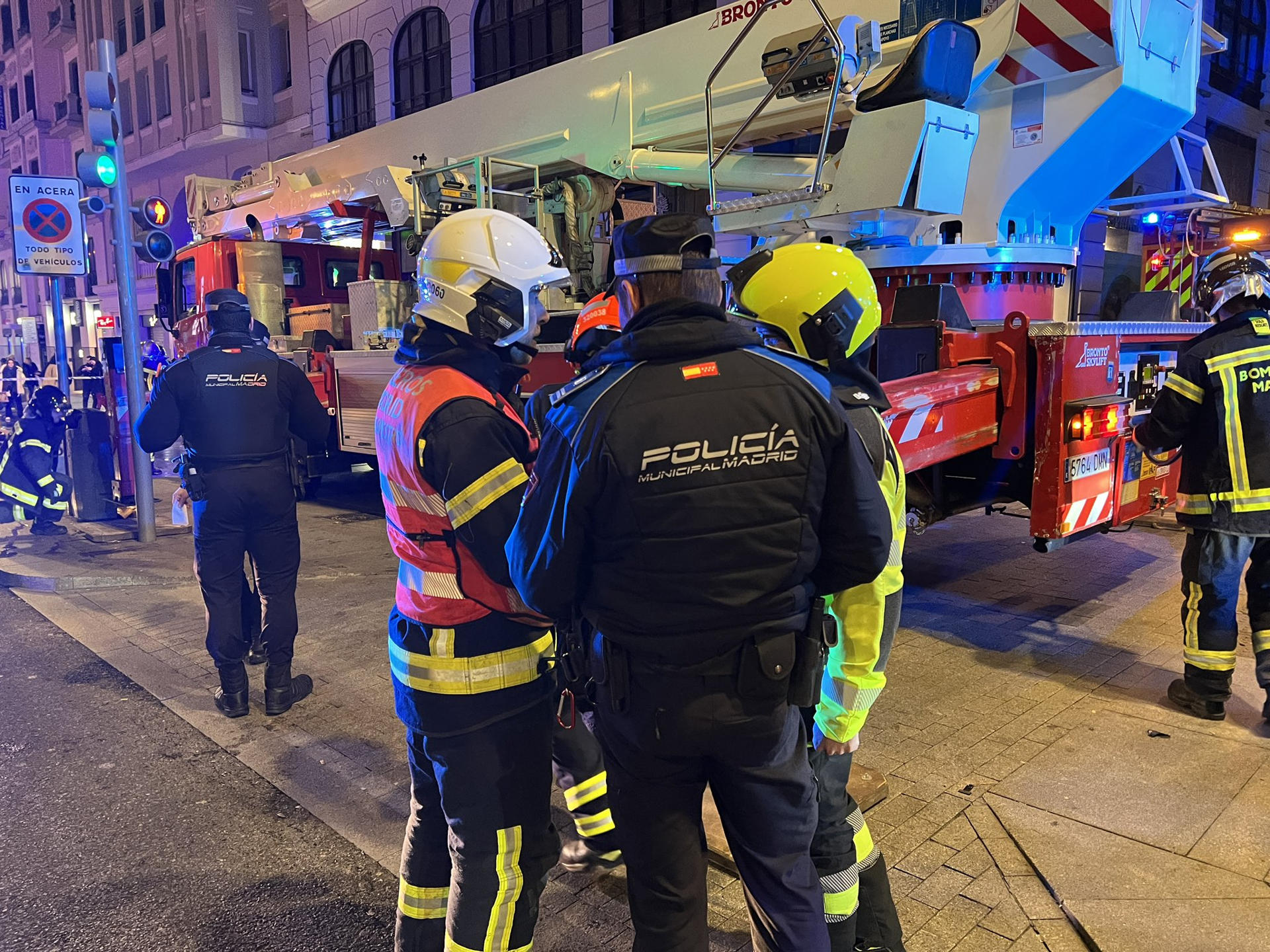 Miembros del cuerpo de Bomberos y de la Policía Municipal se han personado hoy domingo en la calle Gran Via de Madrid, para sofocar un incendio que se ha declarado en un restaurante de la gran arteria madrileña. EFE / Emergencias Madrid. ***SOLO USO EDITORIAL / SOLO USO DISPONIBLE PARA ILUSTRAR LA NOTICIA QUE ACOMPAÑA/ (CRÉDITO OBLIGATORIO)***.
