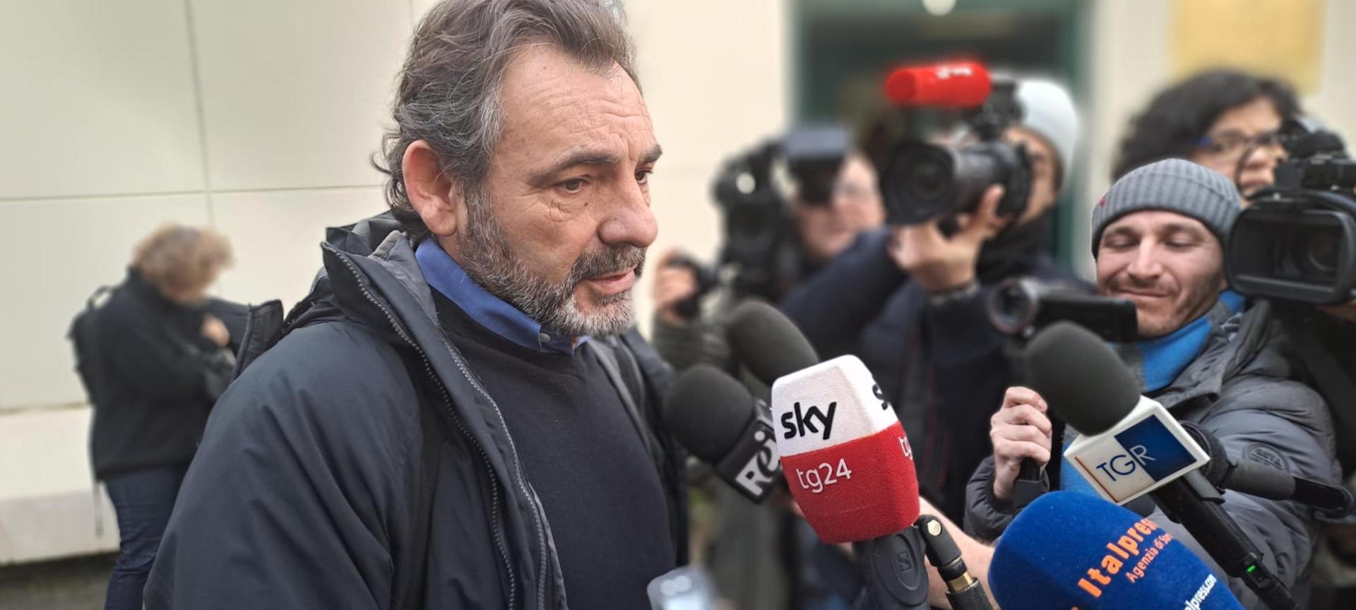 El fundador de la ONG humanitaria española Open Arms, Óscar Camps, habla con la prensa a la puerta de la sala donde se celebra el juicio contra el exministro italiano del Interior Matteo Salvini en Palermo. EFE/EPA/IGOR PETYX
